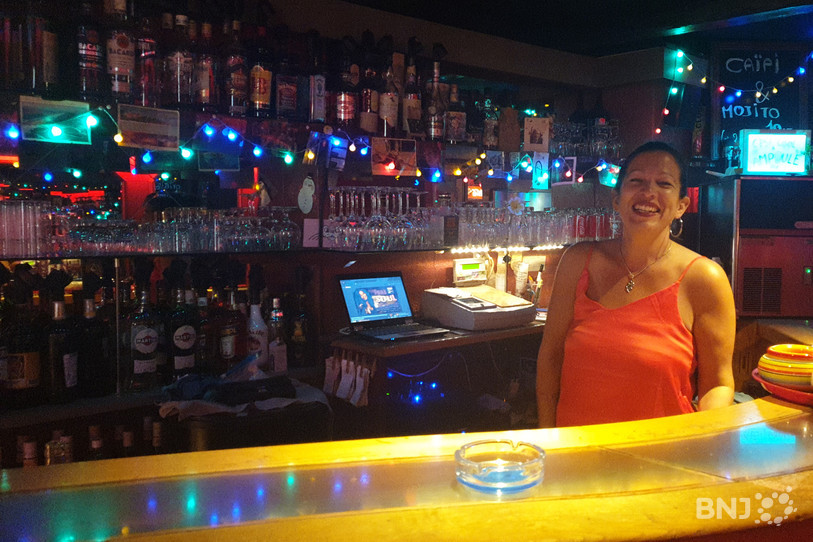 Caroline Quiquerez et ses deux employées accueillent les oiseaux de nuit au bar l'Ampoule Rouge.
