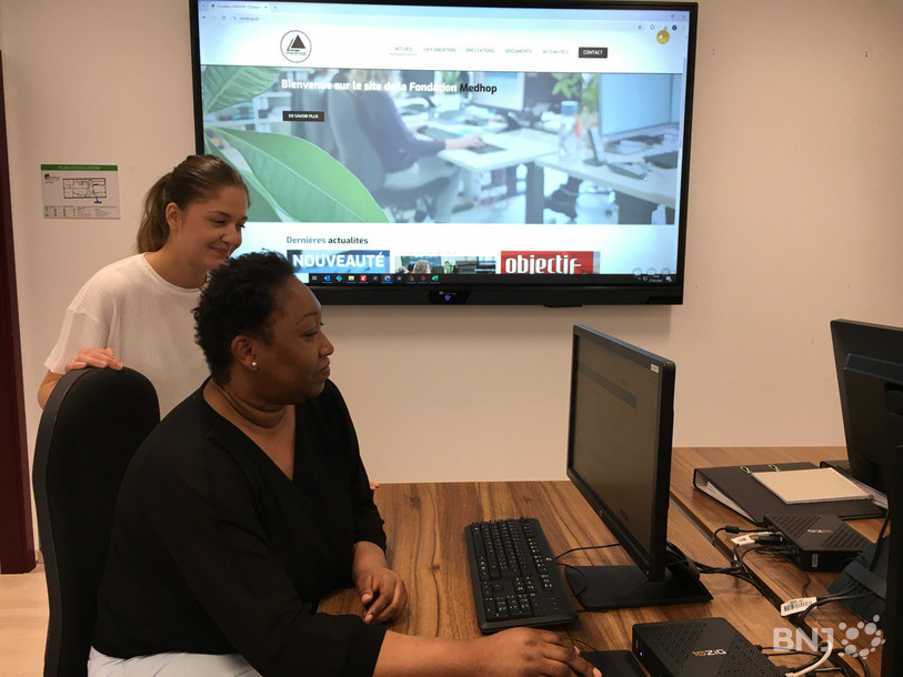 Augustine Ngui Bell, assise, est formée notamment par Ariana Krasniqi à la Fondation Medhop.