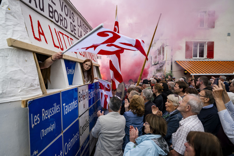 La réapparition des panneaux de localités volés dans le Jura bernois fait encore réagir, une dizaine de jour après les festivités du 23 juin à Delémont. (Photo : Keystone/Jean-Christophe Bott).