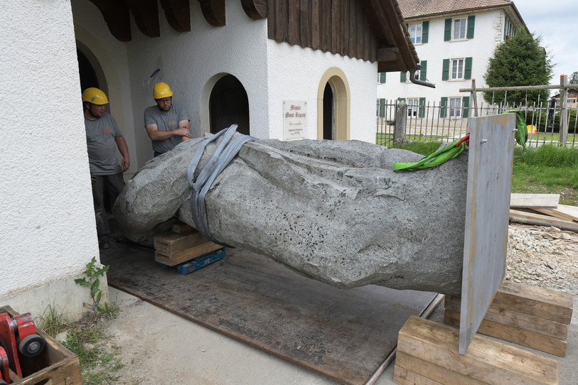 La statue pesant près de 6 tonnes a été acheminée jusqu'à son futur lieu d'exposition, au Musée du Mont-Repais à La Caquerelle. (Photo : Géraud Siegenthaler).
