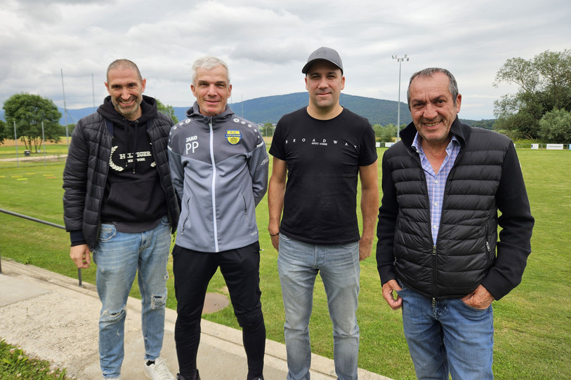 De gauche à droite : Antonio Ponzo (entraîneur adjoint de la deuxième équipe), Philippe Perret (entraîneur de la première équipe), Salvatore Montemagno (membre du comité) et Antonio Montemagno (président du FC Coffrane).