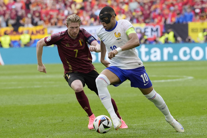 La France a devancé de justesse la Belgique, à l’image de Kylian Mbappe devant Kevin De Bruyne. (Photo : AP Photo/Martin Meissner.)