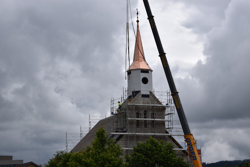 Le nouveau clocher du Temple des Éplatures a été posé ce mercredi.