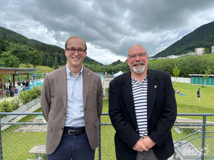 De gauche à droite : pour Corentin Jeanneret (maire de Saint-Imier) et Olivier Zimmermann (conseiller municipal en charge des bâtiments et des infrastructures sportives), le chantier de la piscine aura été de taille.