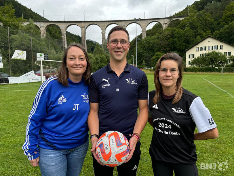 « Sur la route de l'Euro » était en direct de St-Ursanne avec le FC Clos du Doubs. De gauche à droite : Magali Prongué (présidente), Mathieu Vallat (entraîneur) et Karelle Bourquard (joueuse et entraîneuse).