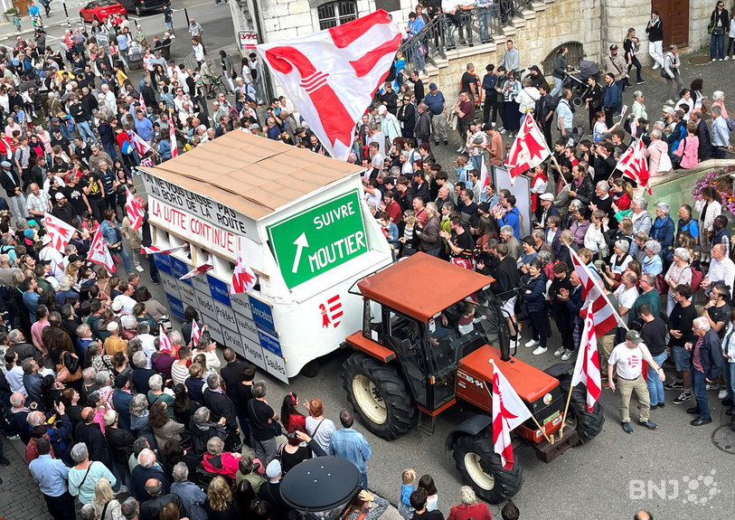 Les panneaux des localités du Jura bernois ont refait surface lors de la dernière Fête du peuple à Delémont. Les réactions n'ont pas tardé côté bernois.