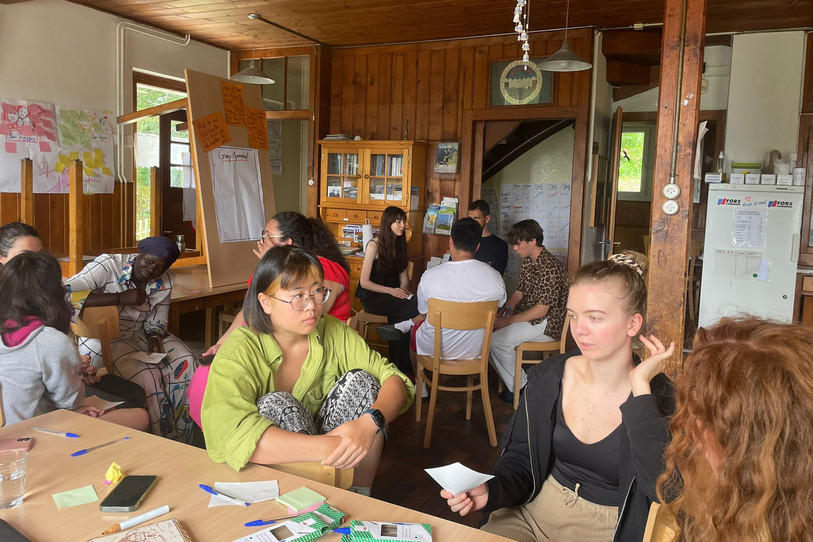 Treize volontaires internationaux se plongent dans l'univers des articles Wikipédia à Mont-Soleil, en plein cœur du Jura bernois, jusqu'à vendredi.