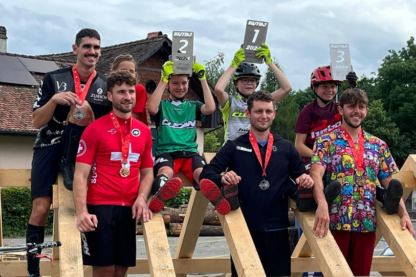 Les Jurassiens ont bouclé les championnats de Suisse de vélo-trial avec de grands sourires (photo : Luc Kottelat).