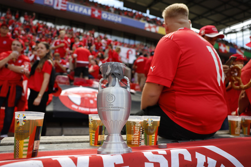 Les jets de gobelets lors du match Suisse-Hongrie après les réussites helvétiques ont engendré des milliers de francs d’amende pour l’Association suisse de football. (Photo : Keystone/Peter Klaunzer).