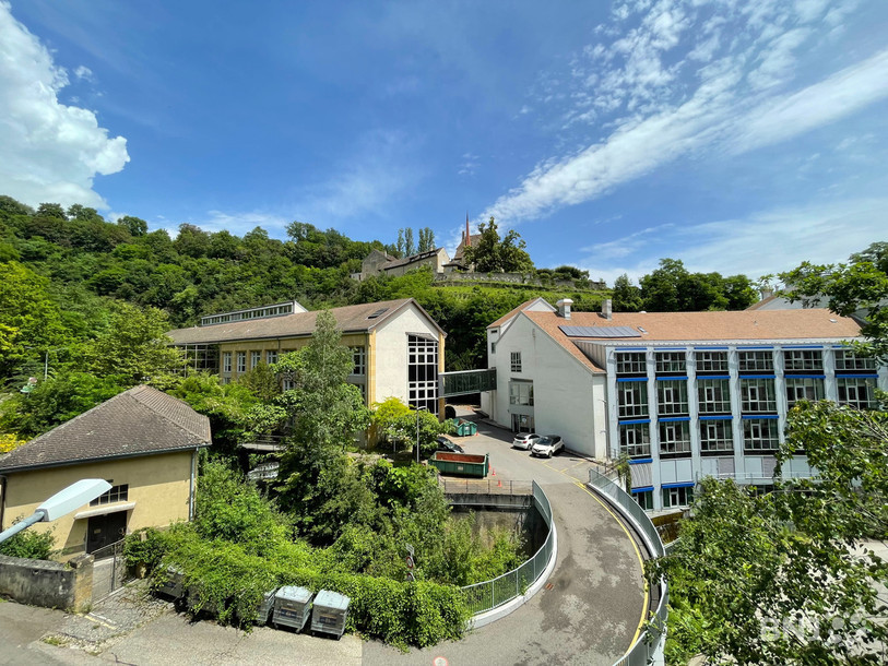 Les bâtiments acquis par le Canton et la Ville de Neuchâtel se situent au numéro 56 et 90 de la rue des Usines, au fond du vallon de La Serrières. (Photo : État de Neuchâtel)