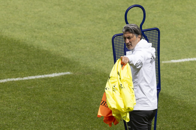« Sur la route de l’Euro » s’intéresse au coaching de Murat Yakin ce jeudi. (Photo : Keystone/Peter Klaunzer).