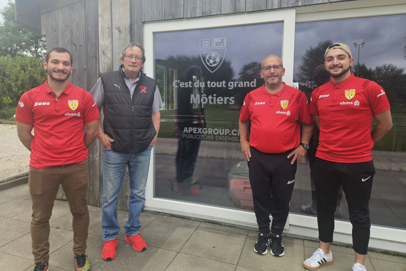 De gauche à droite : Ludovic Tosato (président du FC Môtiers), notre expert Jean-Robert Rub (ancien joueur de Neuchâtel Xamax), Alexandre Tosato (vice-président) et Frédéric Tosato (joueur de la première équipe).