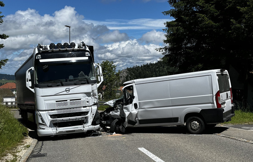 La camionnette a percuté un camion arrivant en sens inverse. (Photo : Police cantonale jurassienne).