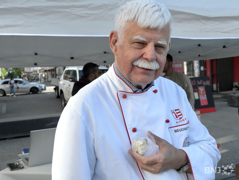 Yves Beuchat présente un levain qui est la base du pain.