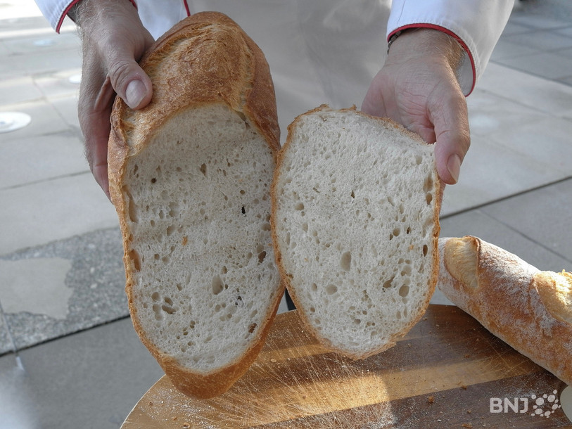 Yves Beuchat présente un pain façonné par un maître boulanger.