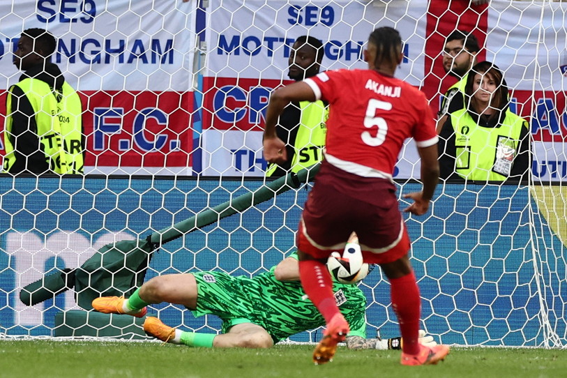 Manuel Akanji manque sa tentative face à l'Angleterre (photo : EPA/ANNA SZILAGYI).