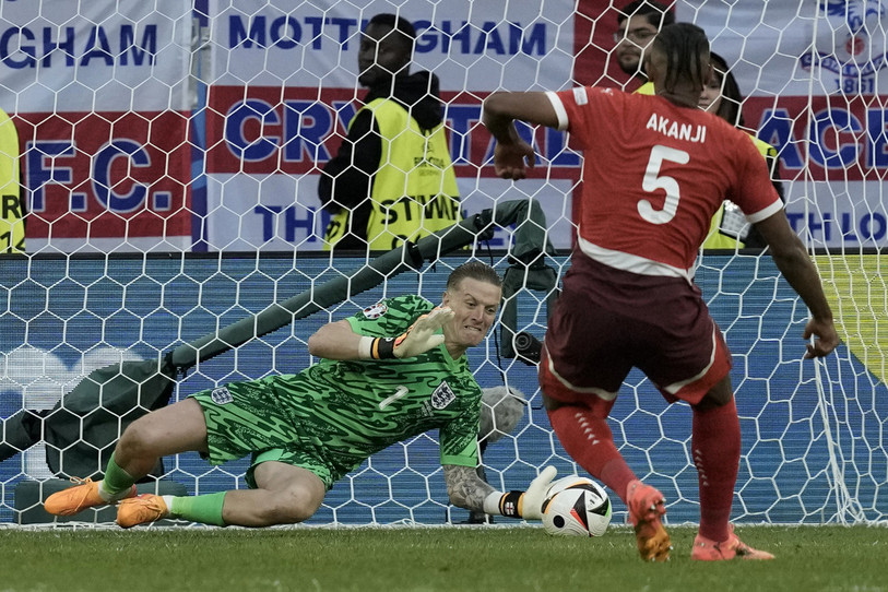 Jordan Pickford a arrêté le penalty de Manuel Akanji pour envoyer l’Angleterre en demi-finale de l’Euro. (Photo : AP/Thanassis Stavrakis).