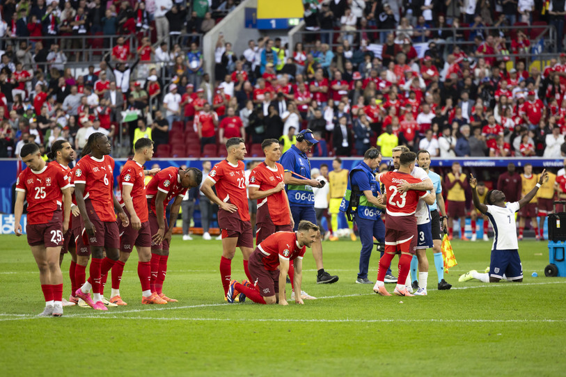 L'équipe de Suisse déçue après sa défaite face à l'Angleterre en quart de finale de l'Euro. (Photo : KEYSTONE / Peter Klaunzer).