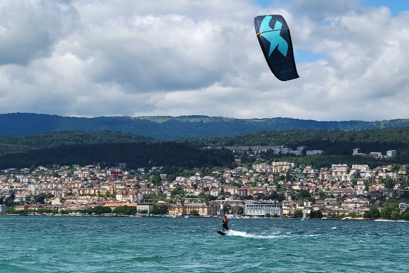 Pluie, vent et changements de températures ont permis aux adeptes de kitesurf de faire de nombreuses sorties au mois de juin. (Photo : Surikite)