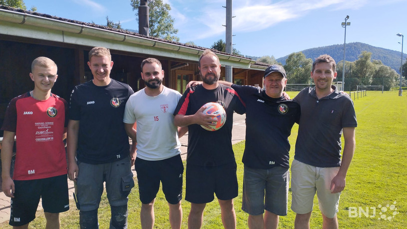 « Sur la route de l'Euro » était en direct avec le représentants du FC Courchapoix, avec de gauche à droite : Benjamin Marquis, Tomas Busseli, Anthony Frund, Steve Tobler, Raphaël Marquis et Grégory Monnier.