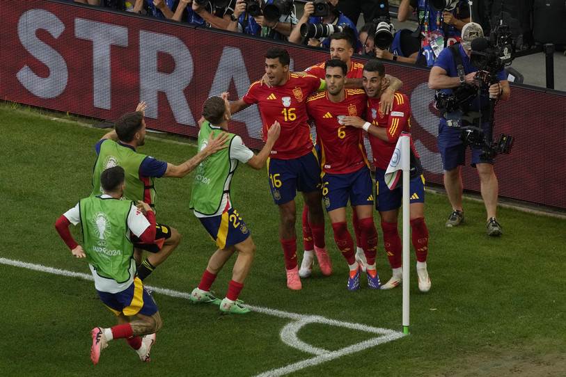 La réjouissante équipe d'Espagne affronte la solide formation française pour une place en finale de l Euro. (Photo : AP/Michael Probst).