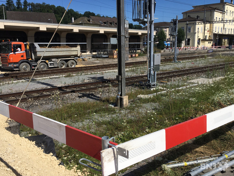 Les camions vont remplacer les trains cet été en gare de Porrentruy.