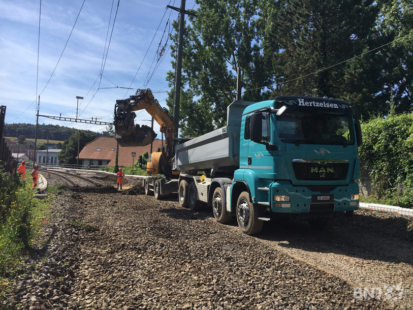 Le matériel excavé est sorti à l'aide de camions.