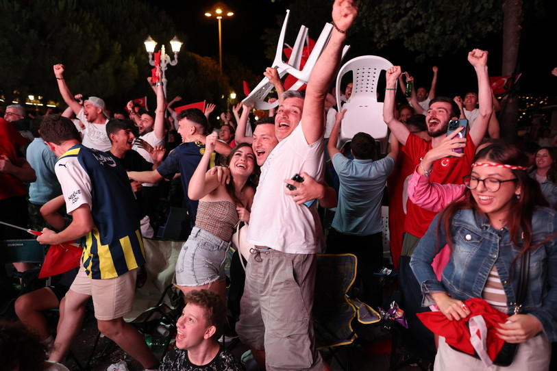 L’effervescence pour le ballon rond est la même partout. (Photo : Keystone/Tolga Bozoglu).