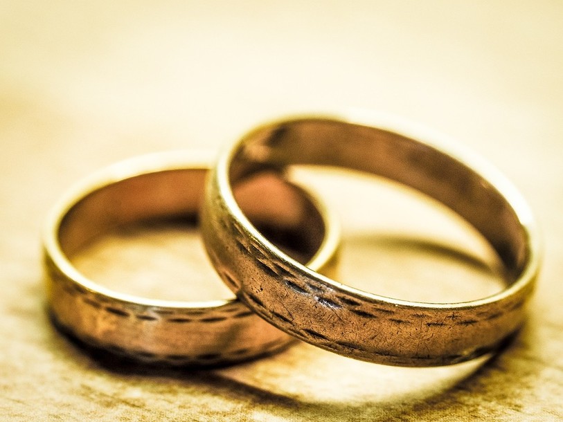 Les Suisses auront désormais une multitude de possibilités pour choisir leur nom au moment de passer la bague au doigt. (Photo libre de droits).