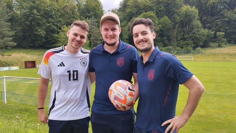 De gauche à droite : Robin Grun (directeur technique du FC Soyhières), Yann Stettler (président) et Paul Donzé (entraîneur-joueur).