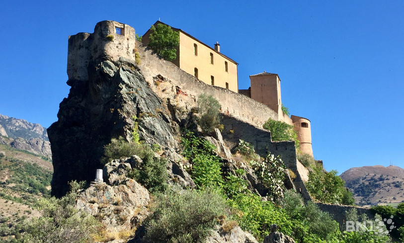 La Corse (ici la citadelle de Corte) possède d'innombrables atouts à découvrir.