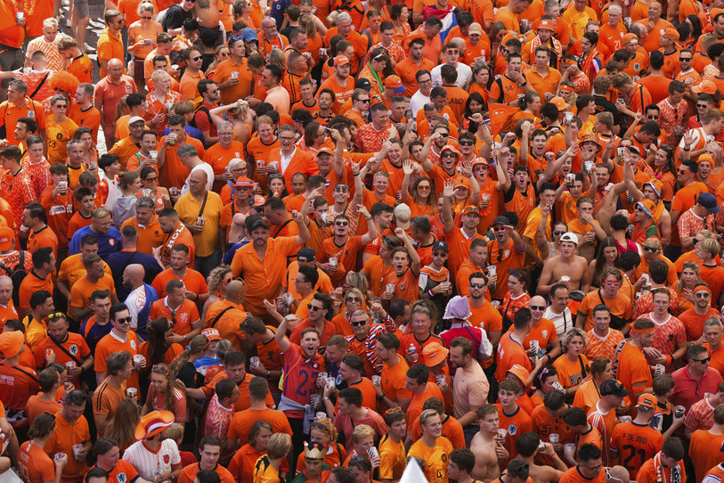 Cet Euro a été marqué par le retour en nombre des fans dans la rue, ici les Néerlandais. (Photo : AP Photo/Markus Schreiber). 