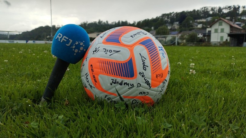 Tous les membres des clubs ayant participé à nos 21 émissions ont signé notre ballon. 