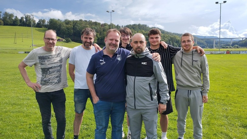 Quelques membres du FC Courtedoux avec, au premier plan, Pascal Henzelin (président) et David Drici (entraîneur).