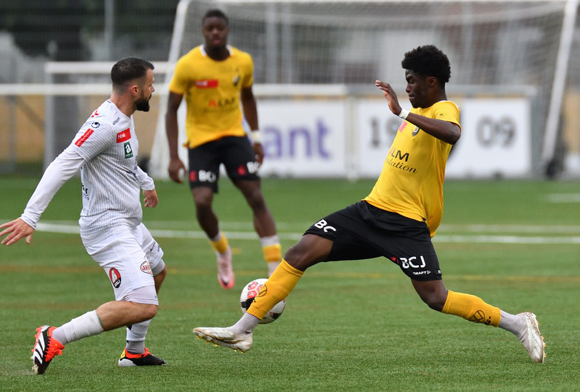 Schadrac Nkusu (ici à droite sous le maillot des SR Delémont) a rejoint le FC Bassecourt en prêt, lui qui avait fait des essais cet été avec les SRD et le FC Courtételle. (Photo : Georges Henz)