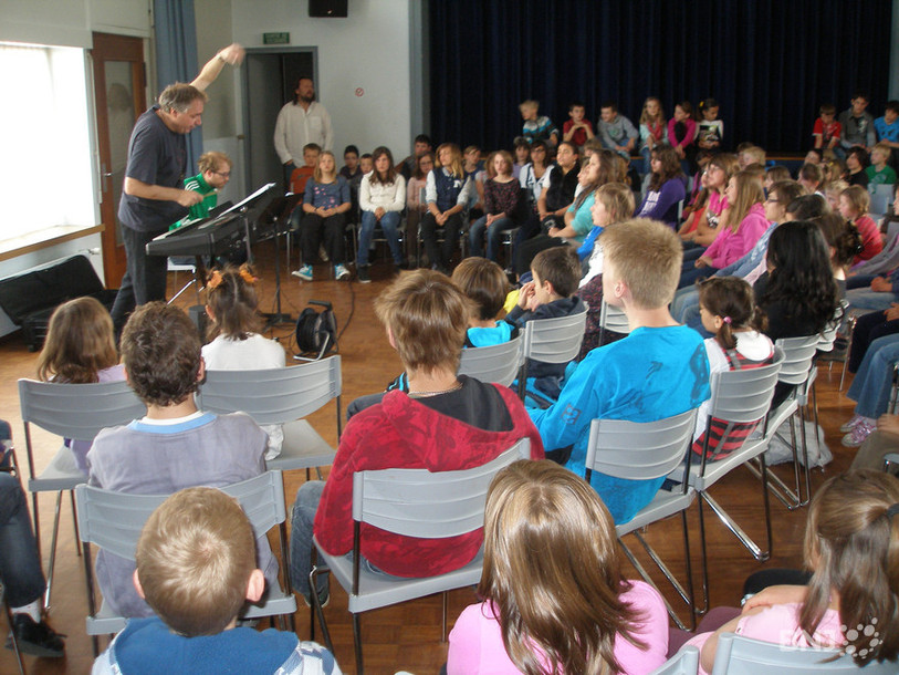 Philippe Kruttli en pleine répétition avec 190 enfants