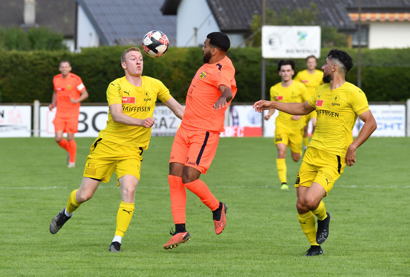 Noel Allemann (à gauche) et Mehdi Boudiba sont deux des recrues estivales du FC Bassecourt (photo : Georges Henz).