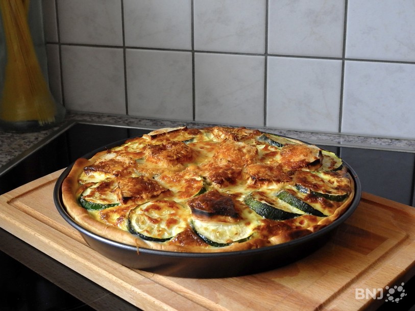 La tarte chèvre-courgettes fraîchement sortie du four