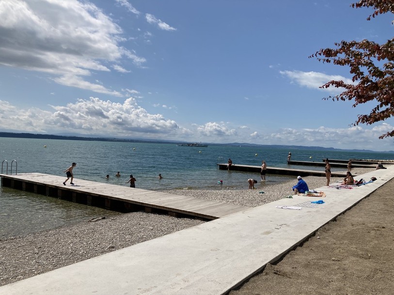 Baigneurs et promeneurs peuvent profiter des Jeunes-Rives réaménagées durant tout l'été à Neuchâtel.