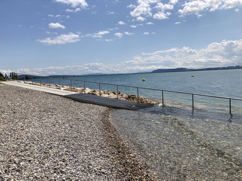 Une rampe a été installée aux Jeunes-Rives à Neuchâtel pour faciliter l'accès au lac.
