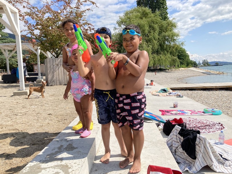 Aaron (au premier plan) apprécie la nouvelle plage.