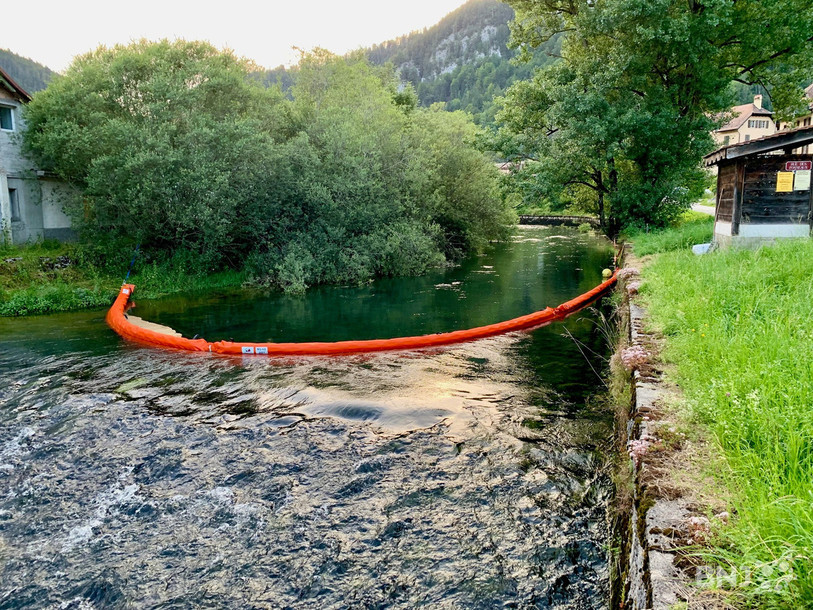L'un des barrages flottants installés sur l'Areuse à Saint-Sulpice.