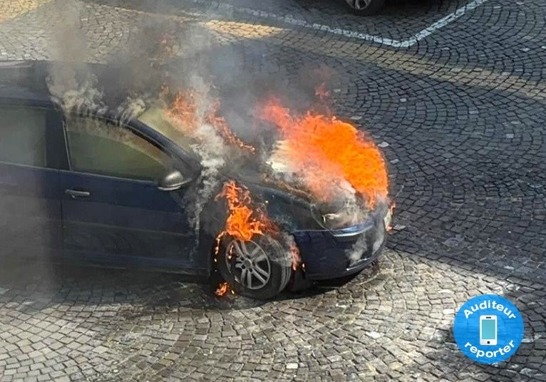 Une voiture a pris feu ce mercredi matin à Porrentruy.