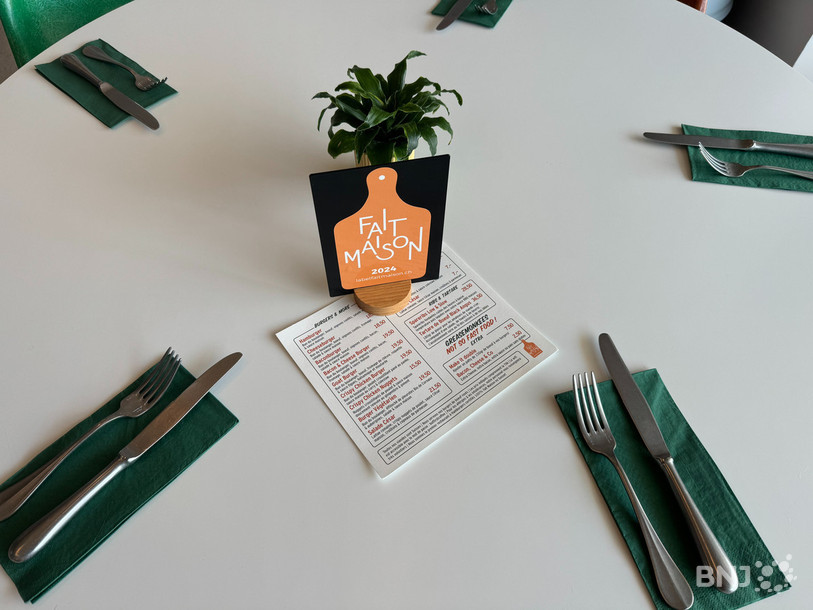 Le label trône fièrement dans le restaurant Greasemonkees.