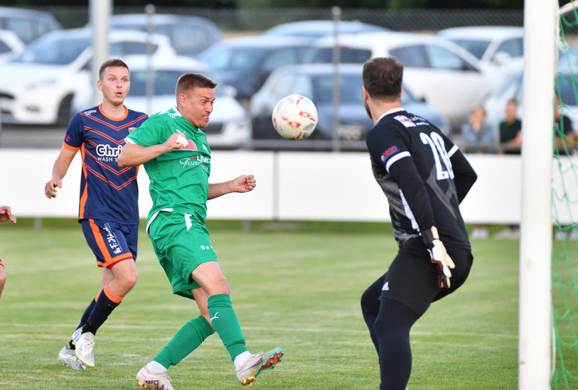 Tom Villemin (au centre) et le FC Courtételle ont perdu en terre lausannoise. (Photo: archives Georges Henz)