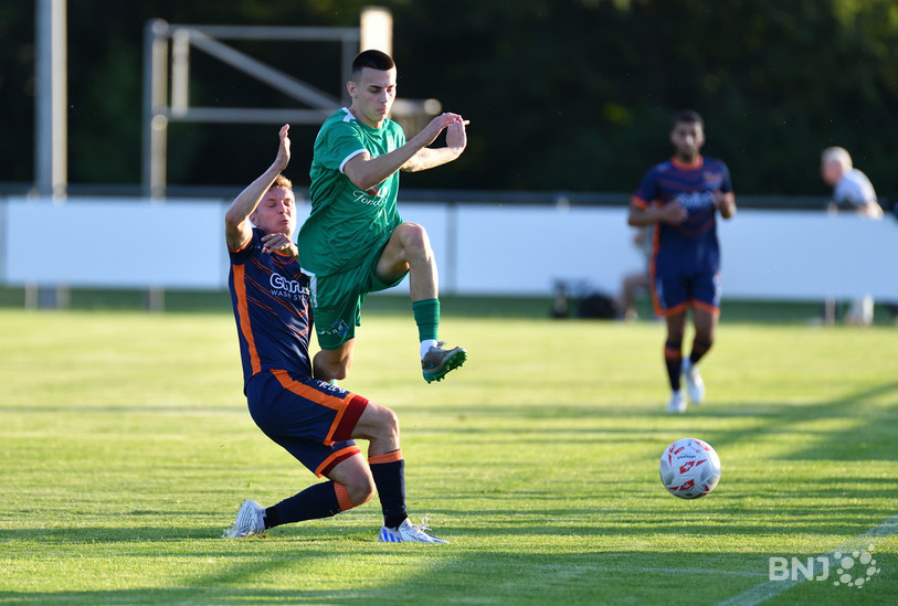 Le nouvel ailier du FC Courtételle Sebastijan Miljanovic (20 ans) devance Joris Gester du FC Ajoie-Monterri. (Photo : Georges Henz).