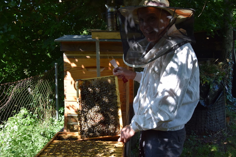 Laurent Loeffel, responsable de la vulgarisation au sein de la Fédération cantonale neuchâteloise d’apiculture, a vu sa production de miel largement chuter cette année.