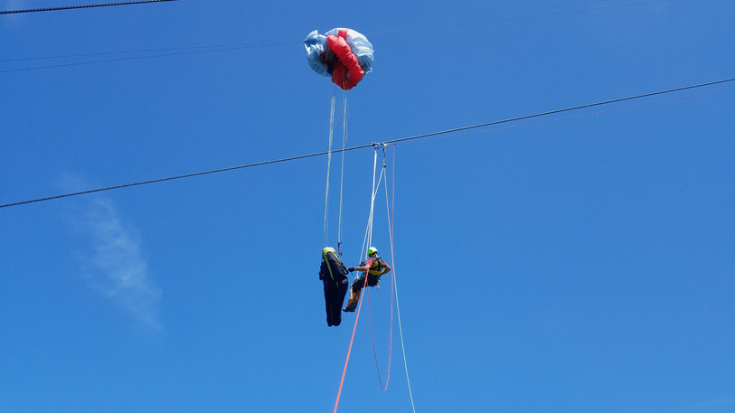 Un parapentiste est entré en collision avec un câble des remontées mécaniques à Charmey. (Photo : Police cantonale fribourgeoise).