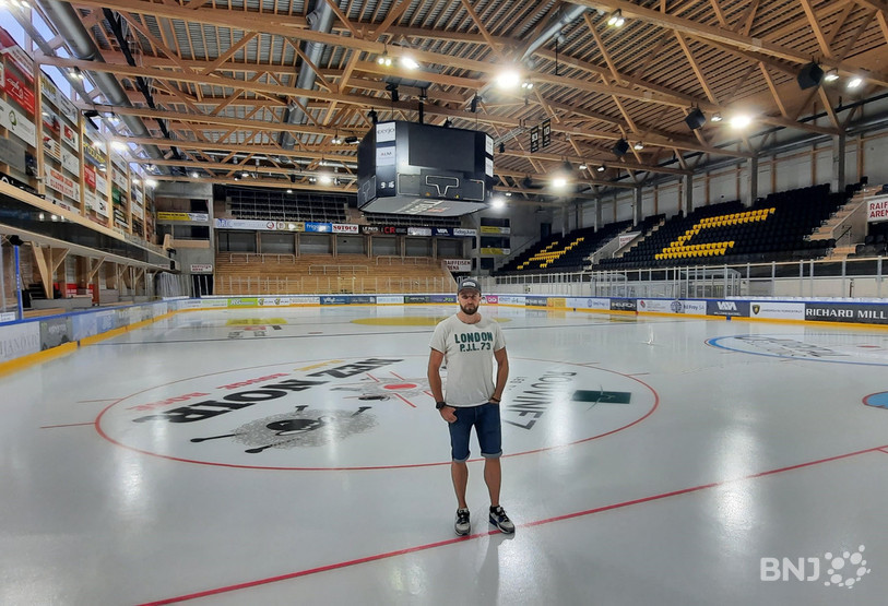 Thomas Schaller pose sur la nouvelle glace de la Raiffeisen Arena.