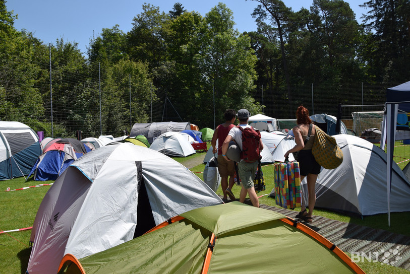 Choisir de dormir sous tente en festival, un incontournable pour certains.